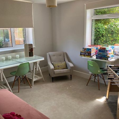 Beautiful 4 Double Bedroom House In Poole With Hot Tub, Near Sandbanks Buitenkant foto