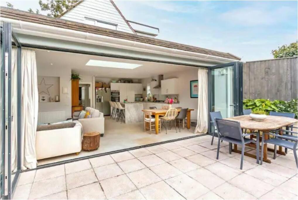 Beautiful 4 Double Bedroom House In Poole With Hot Tub, Near Sandbanks Buitenkant foto