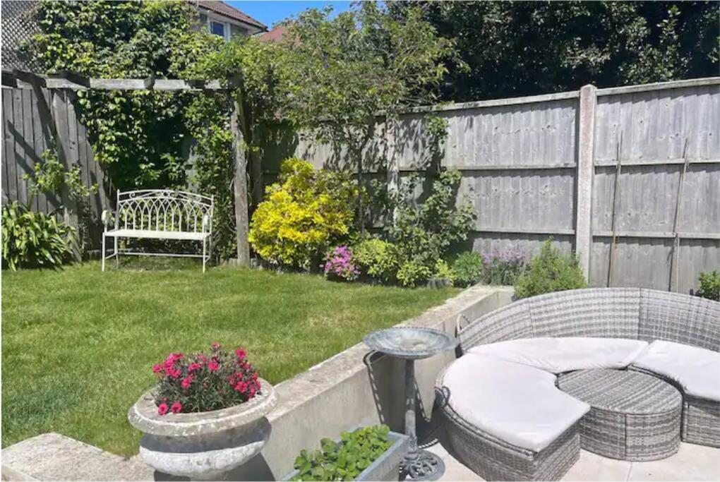 Beautiful 4 Double Bedroom House In Poole With Hot Tub, Near Sandbanks Buitenkant foto