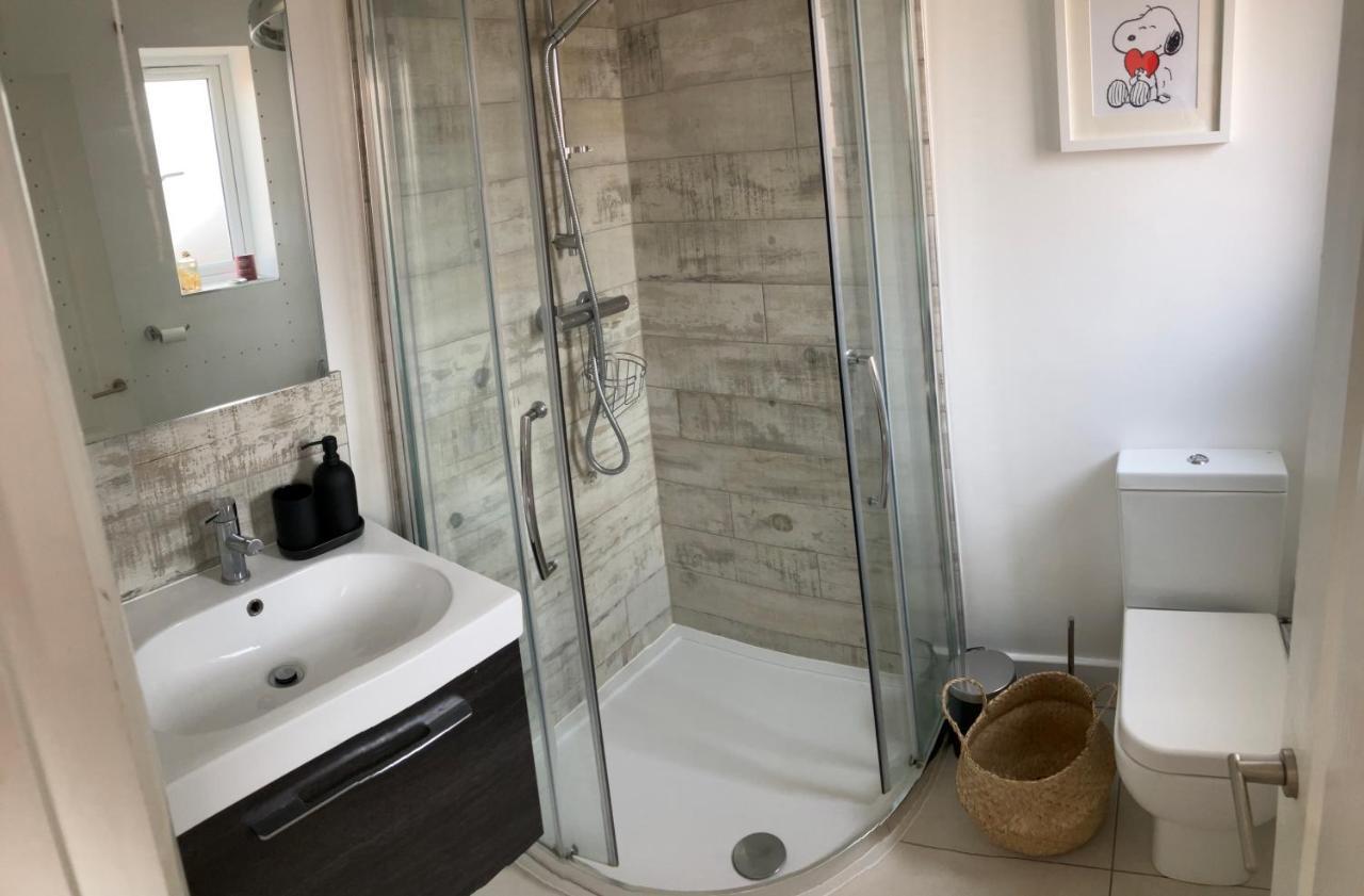 Beautiful 4 Double Bedroom House In Poole With Hot Tub, Near Sandbanks Buitenkant foto