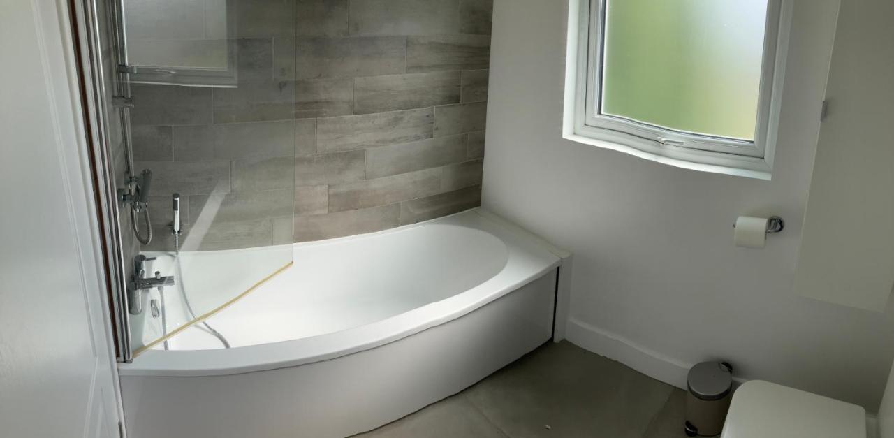 Beautiful 4 Double Bedroom House In Poole With Hot Tub, Near Sandbanks Buitenkant foto