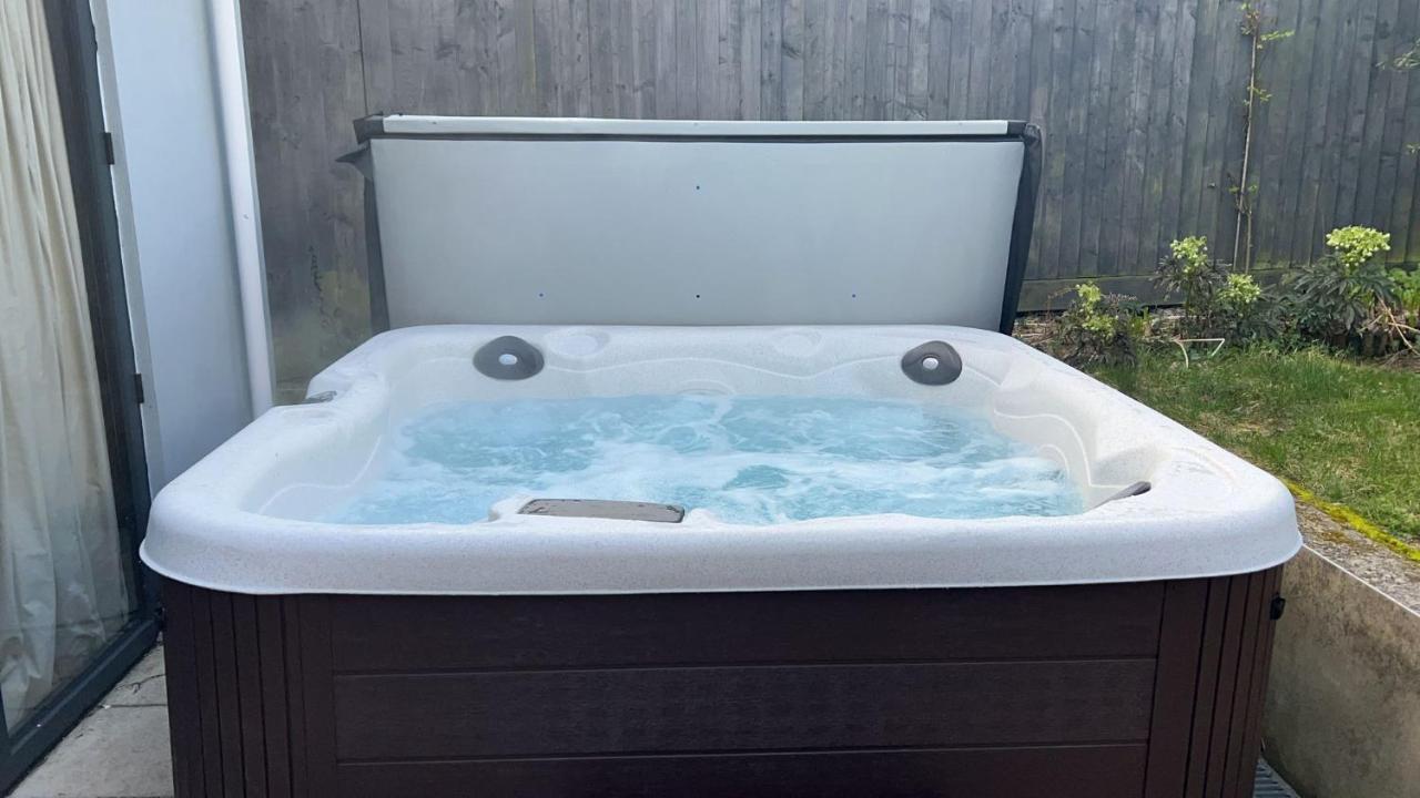 Beautiful 4 Double Bedroom House In Poole With Hot Tub, Near Sandbanks Buitenkant foto